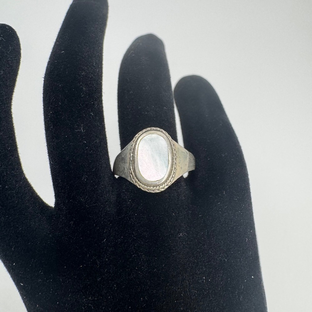 Vintage Oval Mother of Pearl 925 Silver Signet Ring